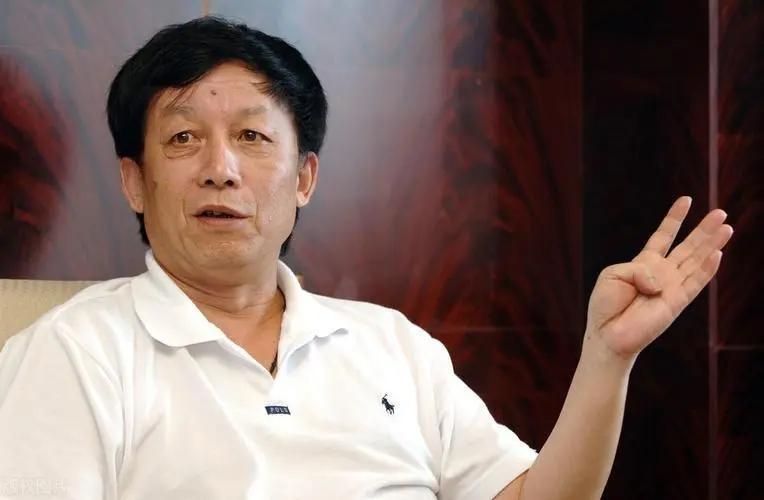 武汉大学历史系的副教授，教了十几年书，一直评不上教授，只好辞职，到了厦门大学。到