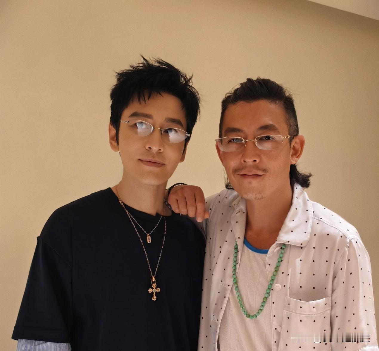 终于了解了，
为什么秦舒培嫁给陈冠希？
不是因为他单纯，也不是因为他会赚钱，而是