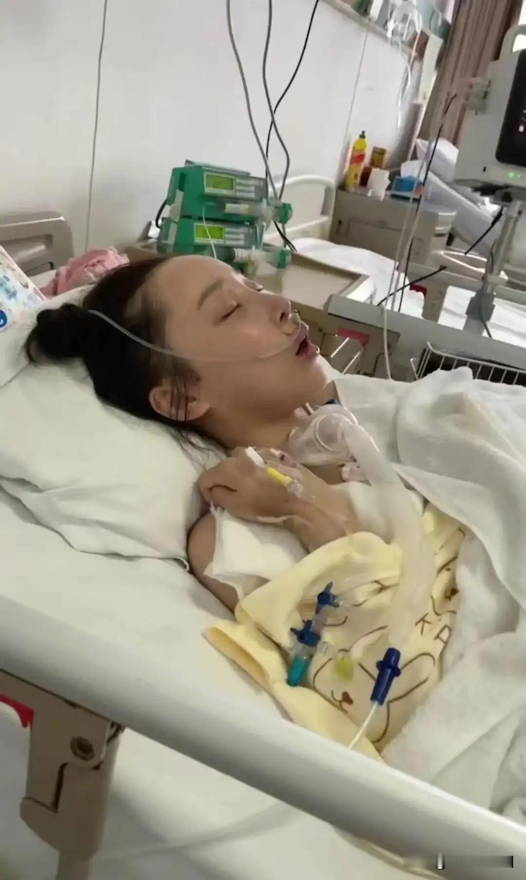 女演员为了瘦，
真的很受罪，
有位女明星接受采访时说，
她连续一年……
在晚上的