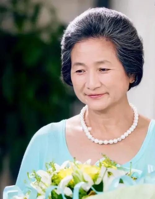 一代“侠女”郑佩佩，悄然离世，享年78岁，令人扼腕痛惜。她以矫健的身手、刚中带柔