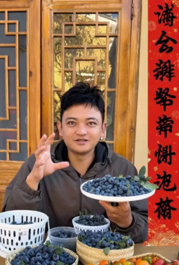 阿强给各位粉丝拜年了…祝大家万事大吉