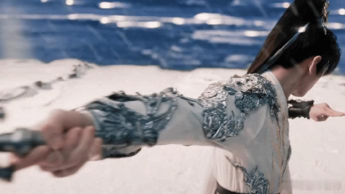 杜林镜头下的成毅寒潭冰雪里练剑那段镜头真的超绝！把燃、虐、孤独三种感觉完美融合在