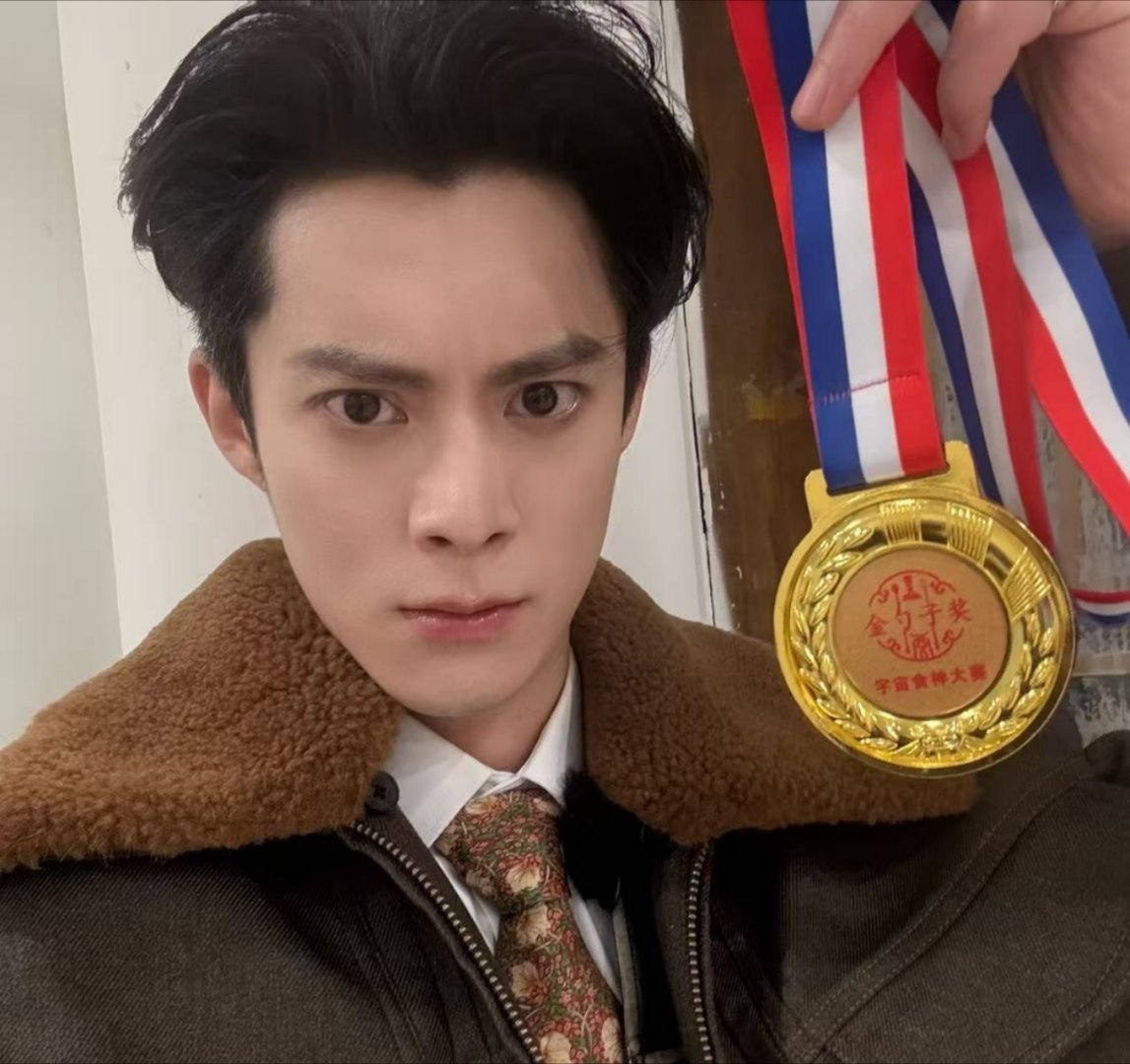 王鹤棣怎么什么都吃，咬的动吗？期待演唱会！ 