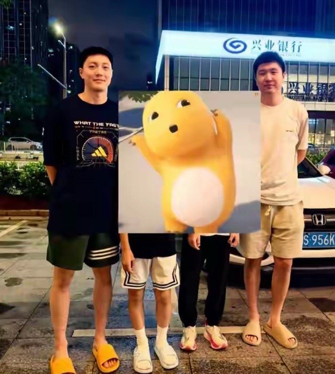 胡明轩与老队友王薪凯聚餐叙旧 今天，有网友报道了胡明轩的动态。在晒出的照片中，胡