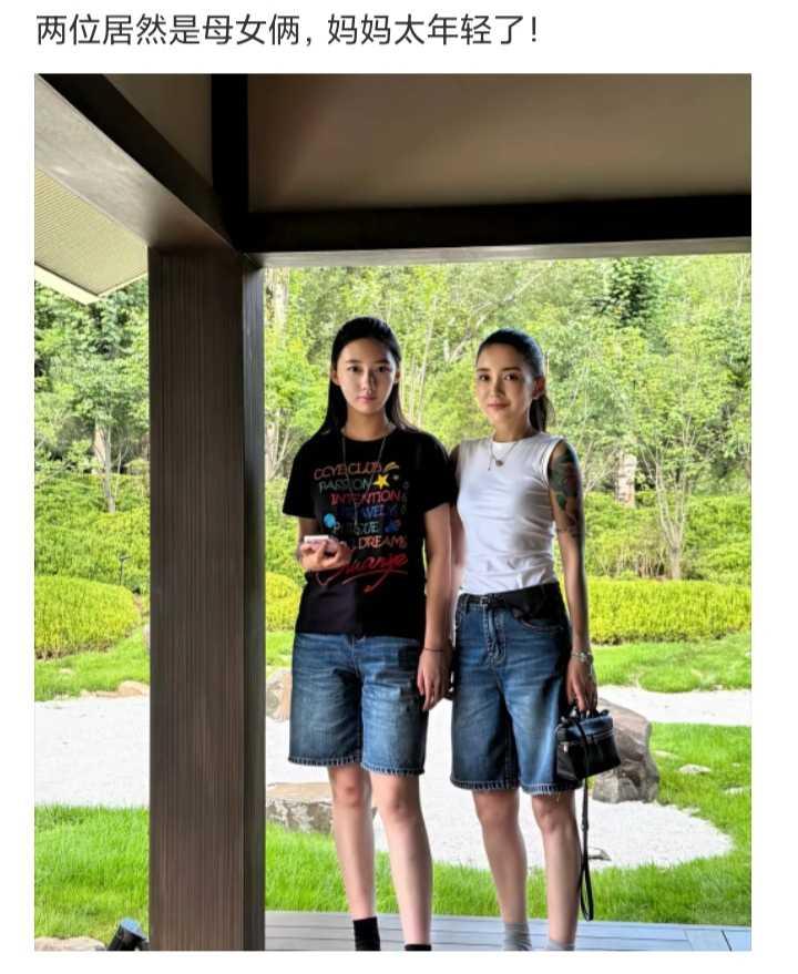 两位居然是母女俩，妈妈太年轻了
