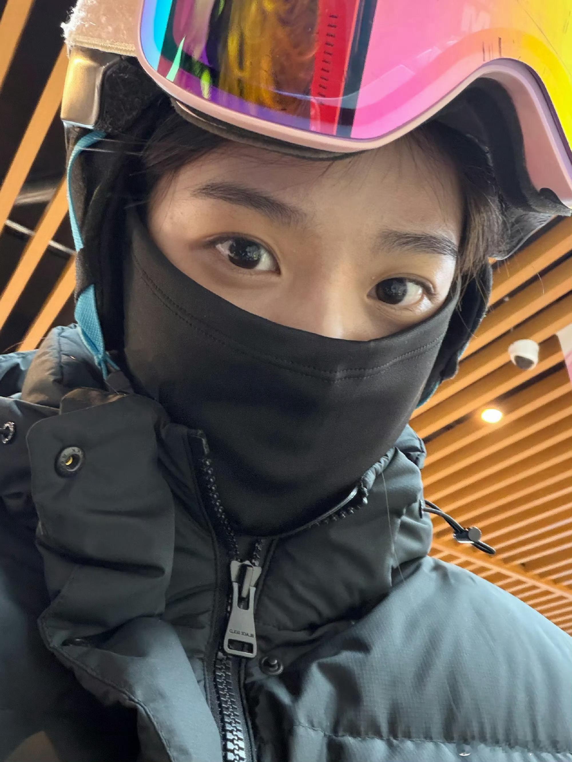 捕捉到了冬日里的卢昱晓！雪地红帽娇俏灵动，街头逆光侧颜氛围感拉满，连车窗边的落日