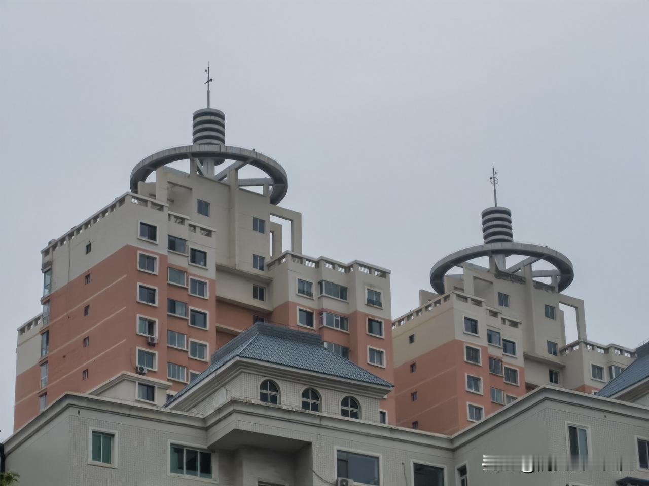 兰州的这座楼顶的大圈起个啥作用？路过南河道散步，忽然发现了这座奇特的楼，楼顶上一