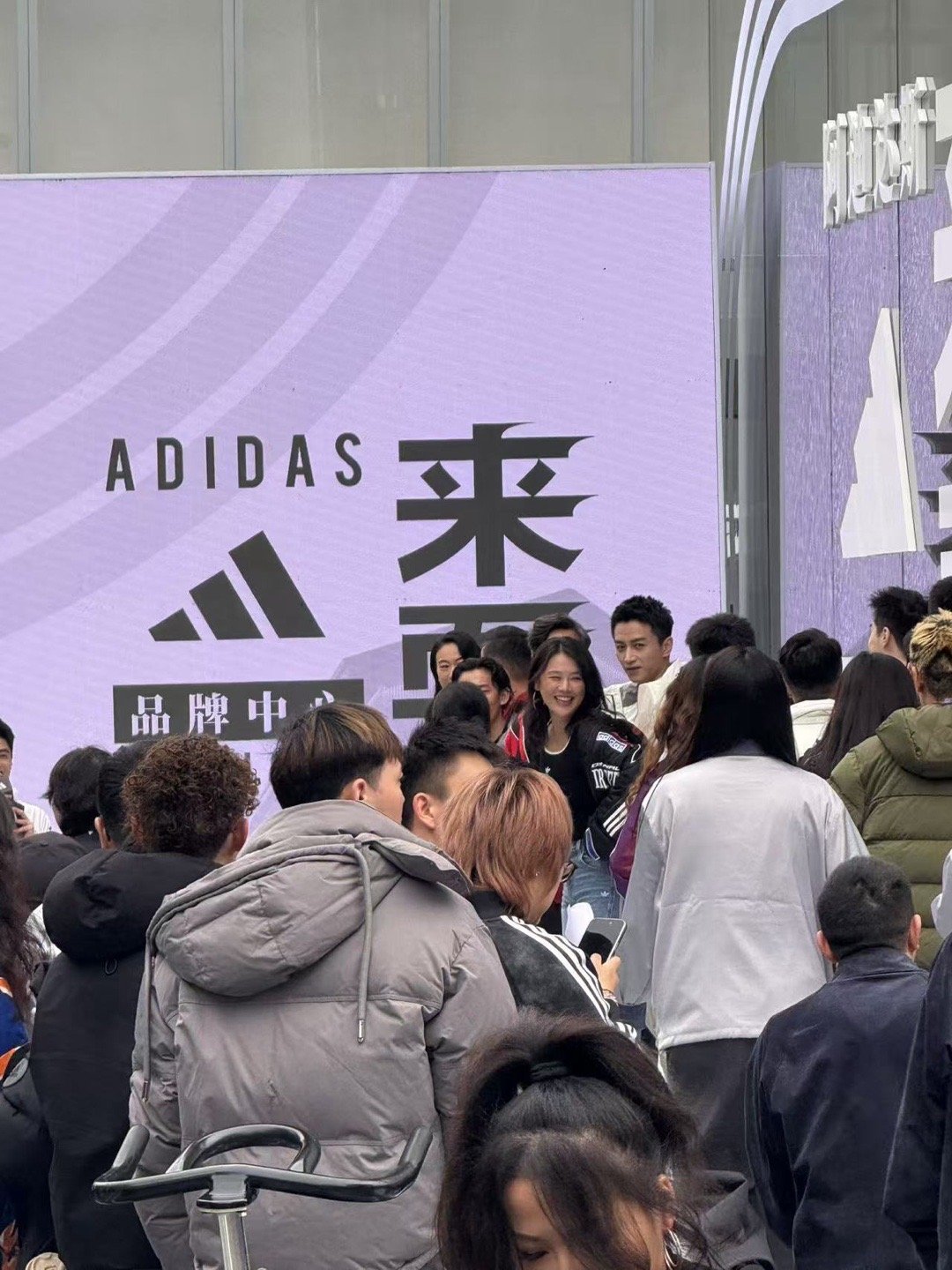 马思纯苏翊鸣同场走秀  马思纯走秀 马思纯于走秀中登场，和苏翊鸣同处一境。她发型
