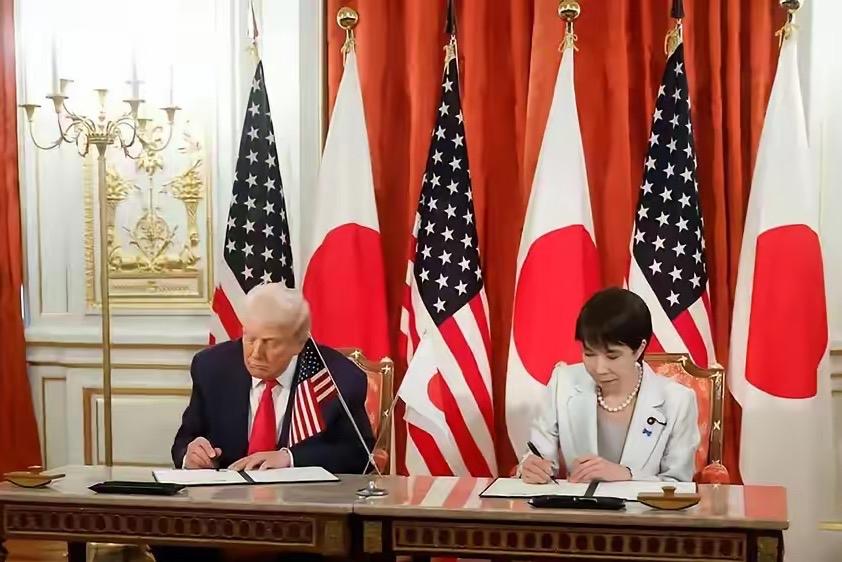 翻脸比翻书快！特朗普催缴5500亿，高市早苗进退两难，中国机遇显现

    嘴