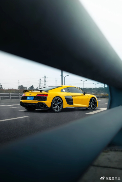 一汽大众全新纯电SUV谍照曝光 车流里一眼锁定，黄色奥迪R8，帅到犯规。 