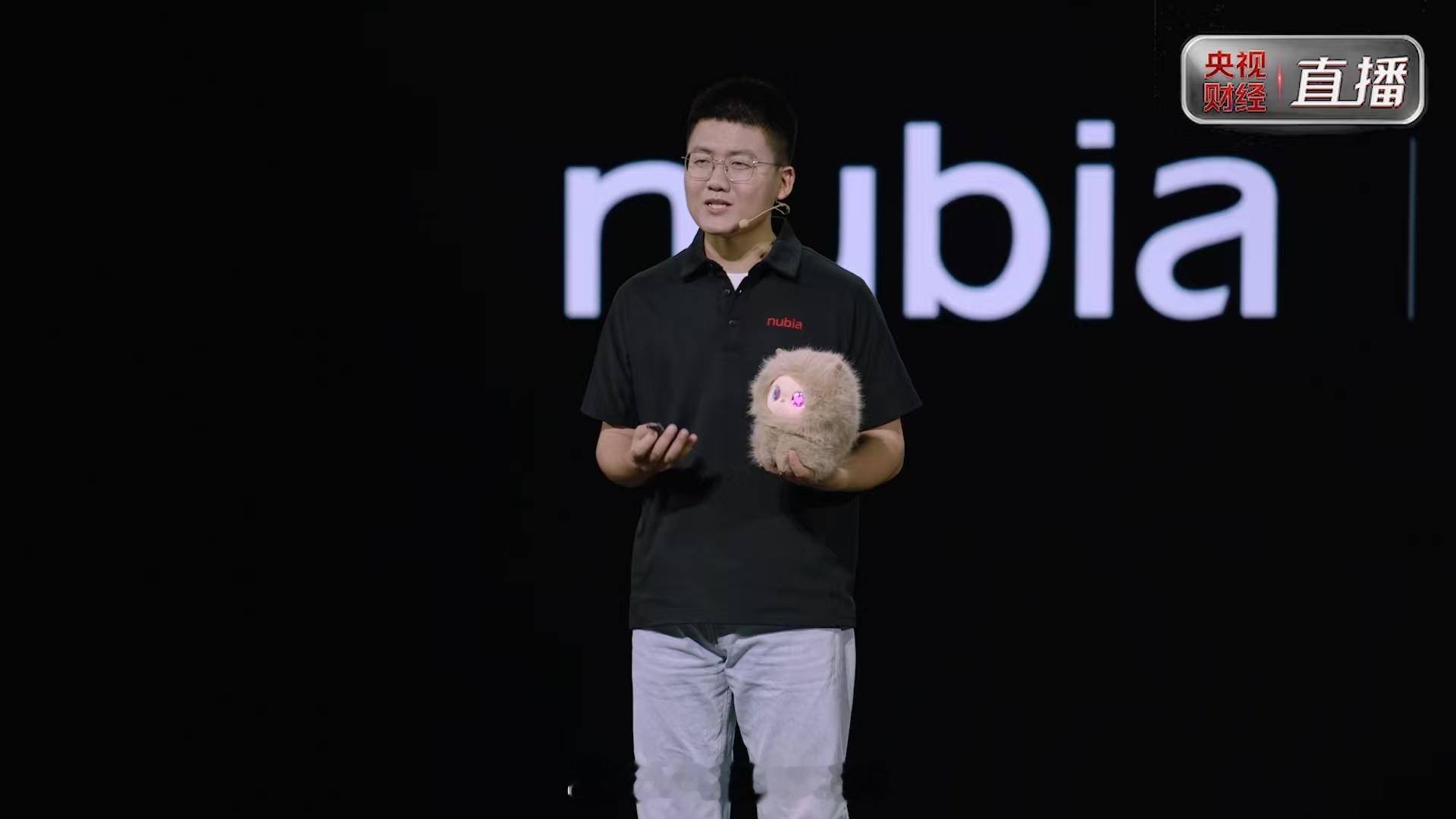 除开手机，努比亚还同步带来两款生态新品：首先是nubia LiveClip 2开