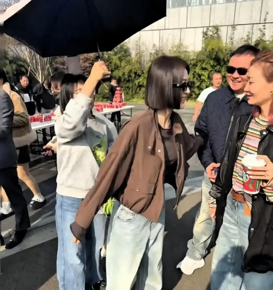 真的被秦岚给笑发财了！
上一秒还在抢救室哭得撕心裂肺，
下一秒导演刚喊“咔”，