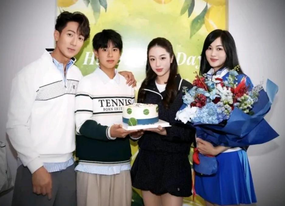 一家子高颜值！

儿子像爸，女儿像妈

男的帅，女的漂亮

孩子们也太会长了。