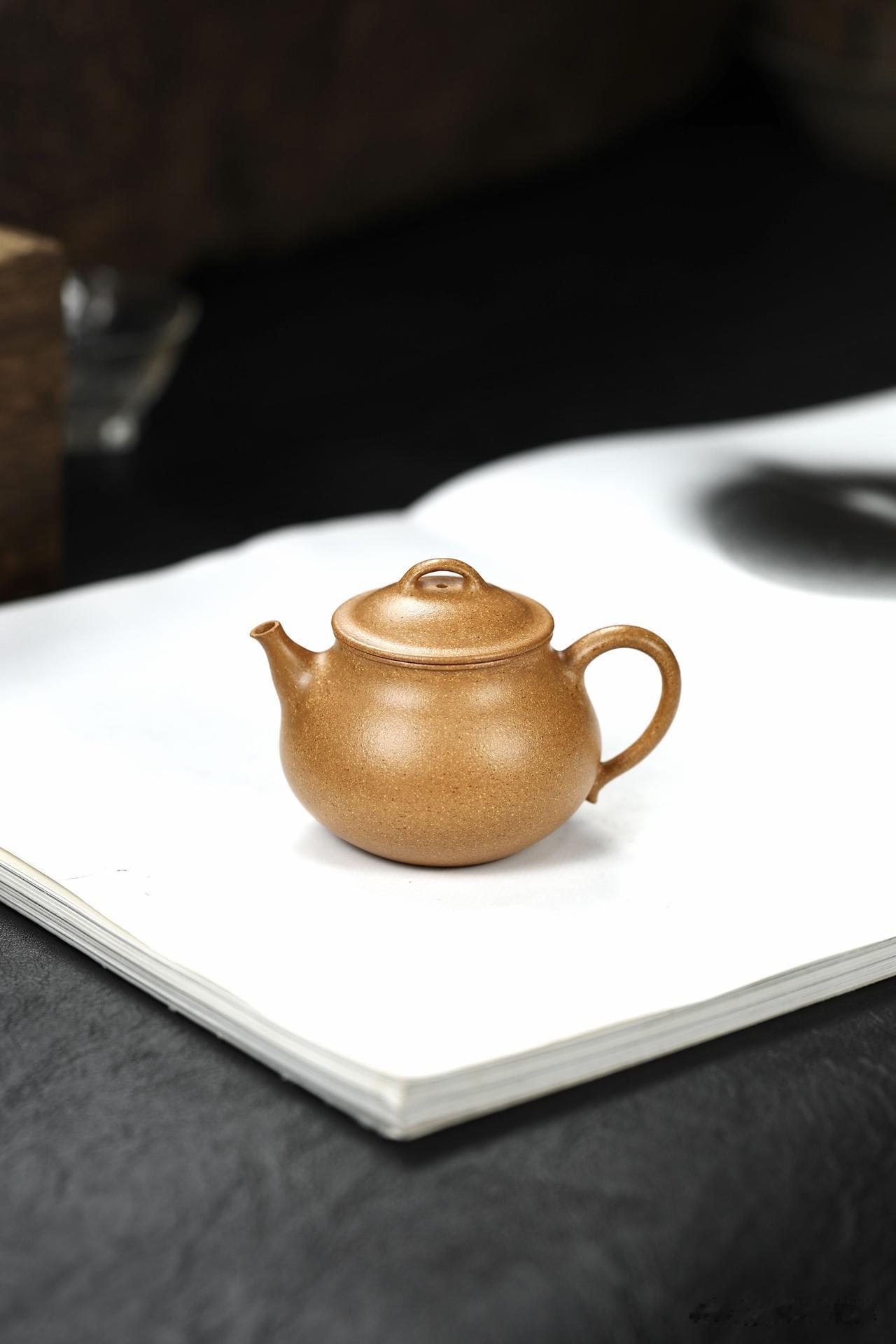 茶席上的分寸：从关公巡城到一把紫砂壶
一壶水烧开，茶席就安静了。喝茶这件事，表面
