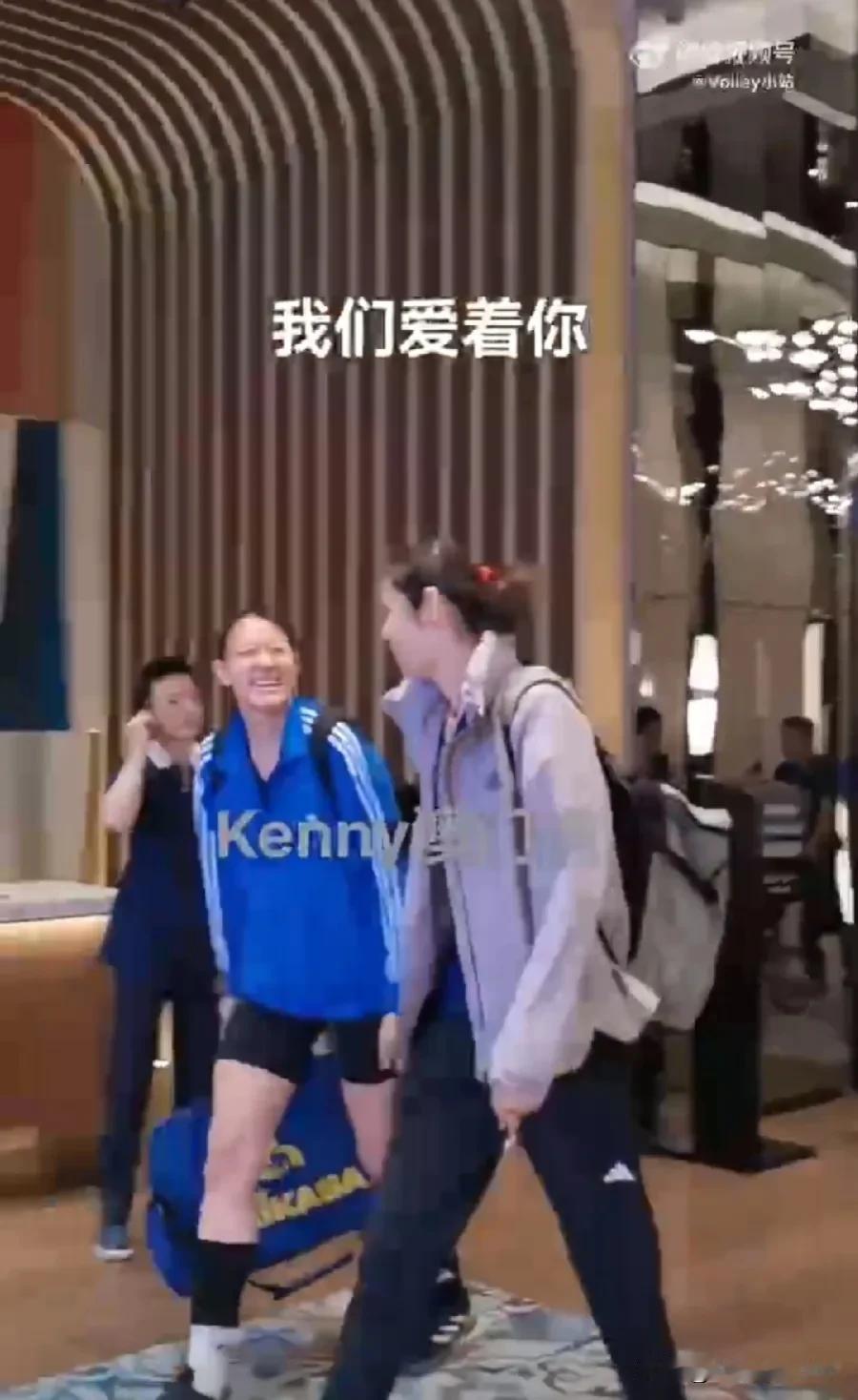 光脚的不怕穿鞋的
       昨天有球迷拍到朱婷和王文涵逛街的镜头，只见两人有