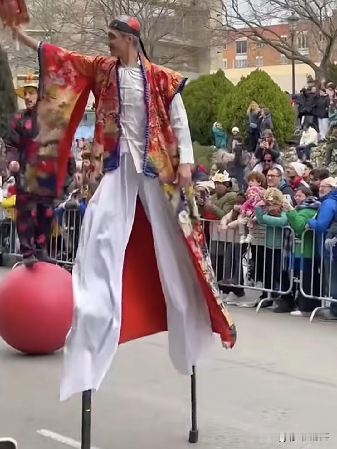 近日有网友拍摄到法国街头有不少热爱中国传统文化的国际友人，组织庆祝中国新年的活动