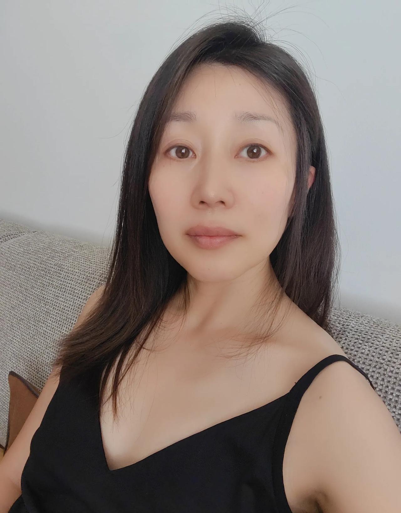 成熟之美
优雅的女性由内而外散发着迷人的韵味，犹如一坛陈年的陈酿随着时间的沉淀，