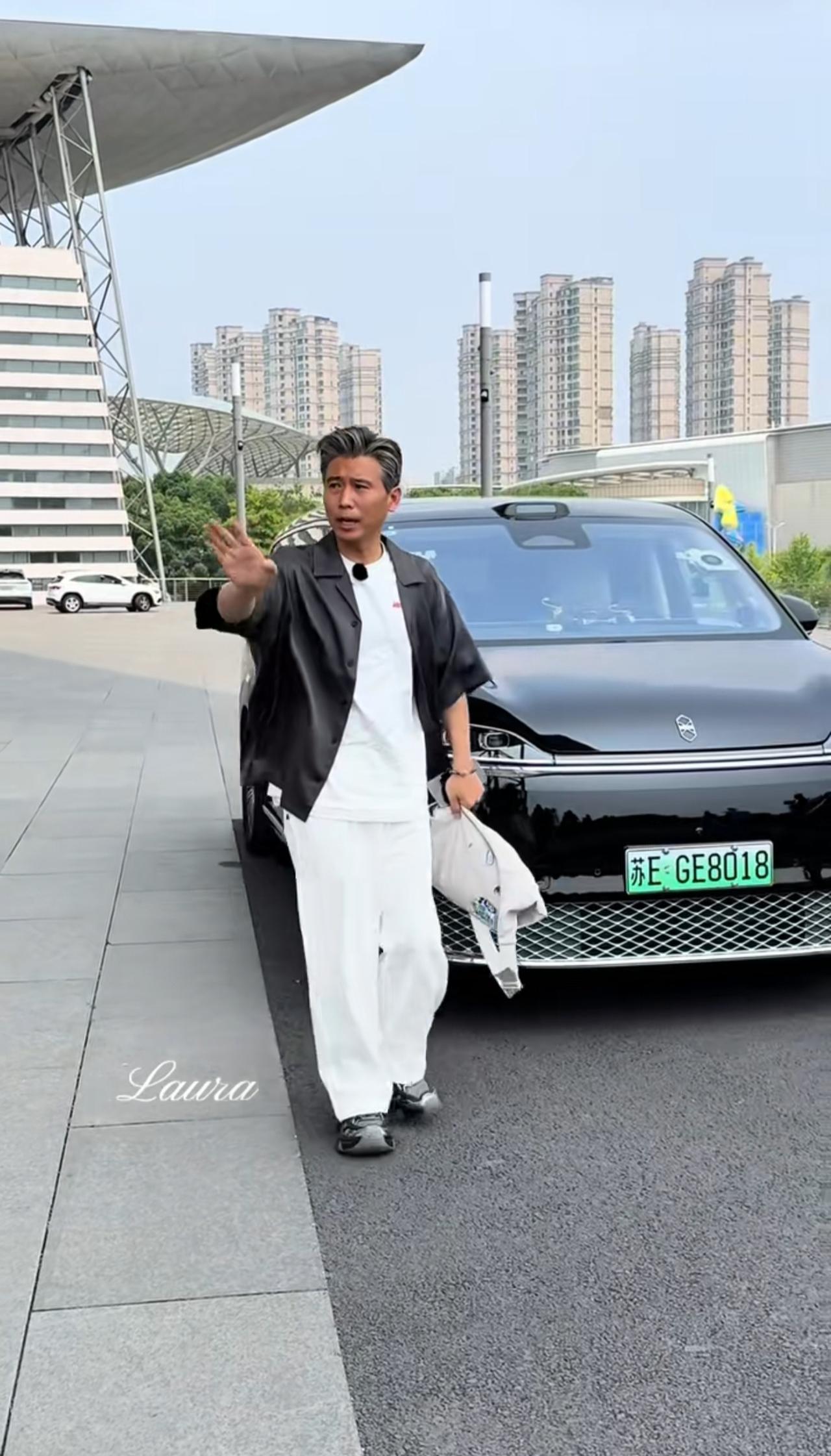 智界V9进入明星圈层了！演员李乃文乘坐智界V9出席活动！智界V9的交付量也是好起