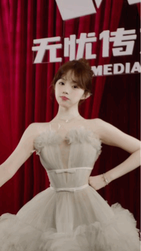 #第一眼格莱美第二眼格菜美# MCN盛典的“格菜美”红毯备受瞩目，每位红人的表情