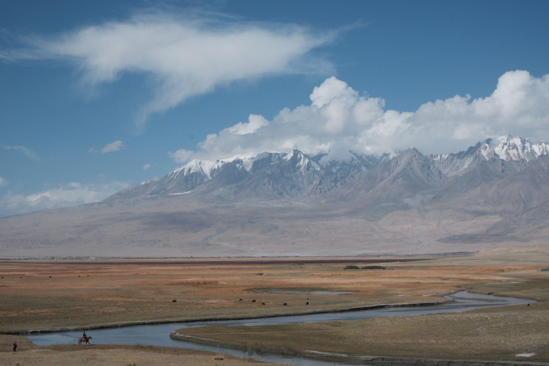 小菌 2025年最后一天，踏上高原之旅！无滤镜下，雪山巍峨，沿途风光如画，每一帧