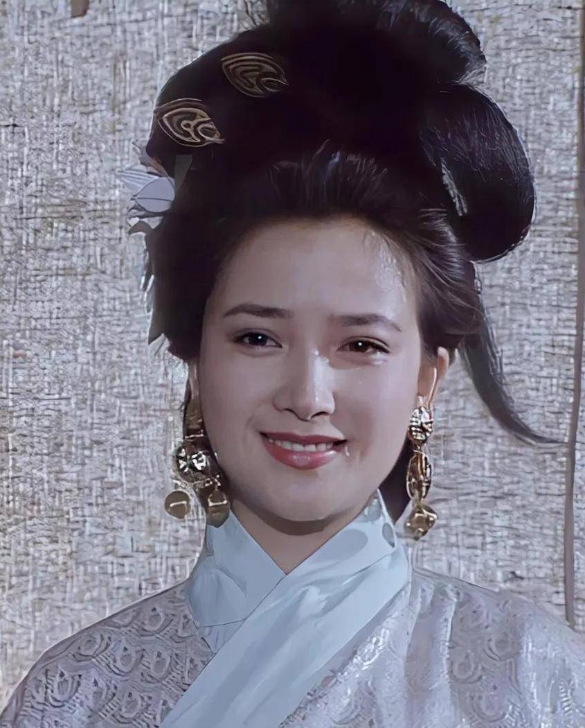 大美女何晴去世了，

最难受的不是前夫许亚军，

也不是儿子许何，而是看许晴的表