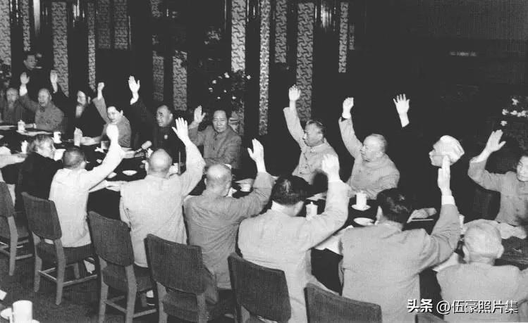 1954年6月，刘少奇主持中华人民共和国宪法起草委员会第七次会议，通过《中华人民