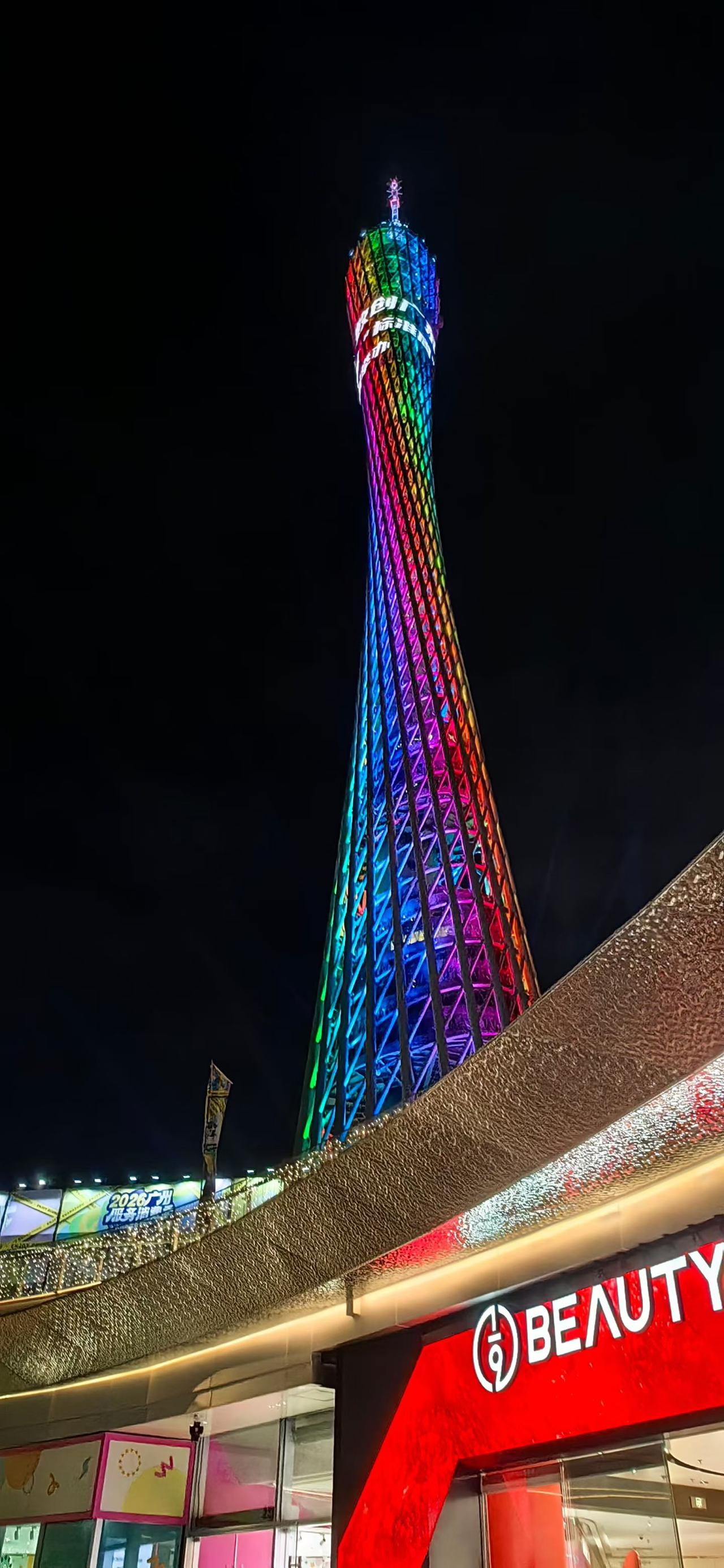 打卡广州塔，欣赏珠江美景。