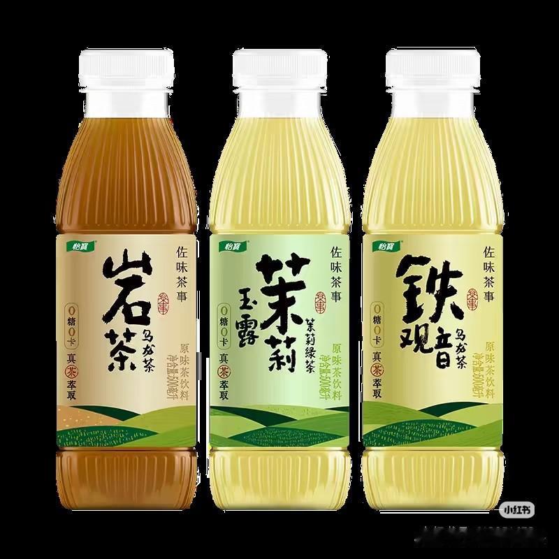 这么多年，莎莎依旧未变，还是最爱绿茶。
封训期间随手一拍，莎莎就是在喝绿茶。
估
