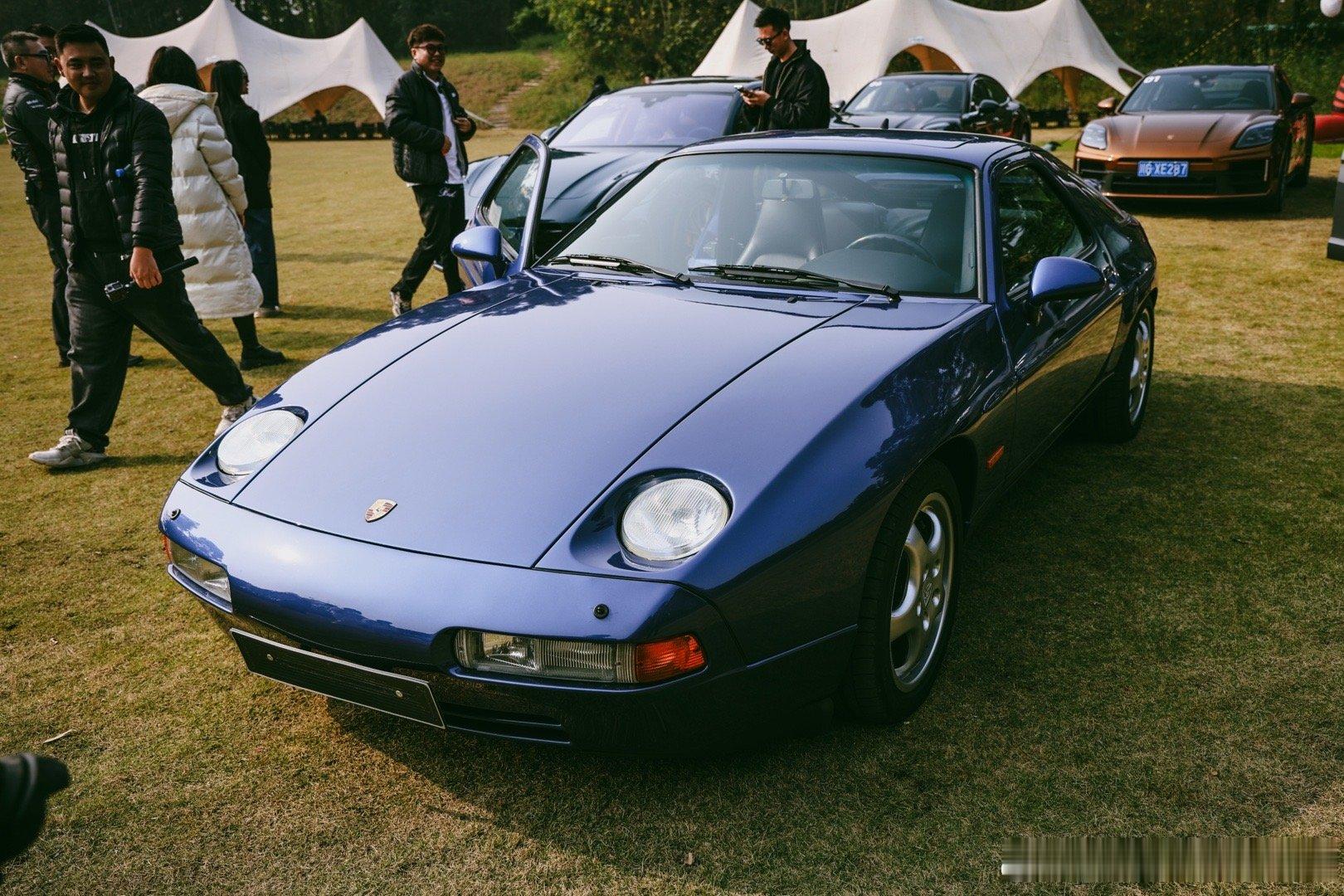 第一次看到灯翻起来的保时捷928，经典永不过时保时捷保时捷928gts米帅试车 