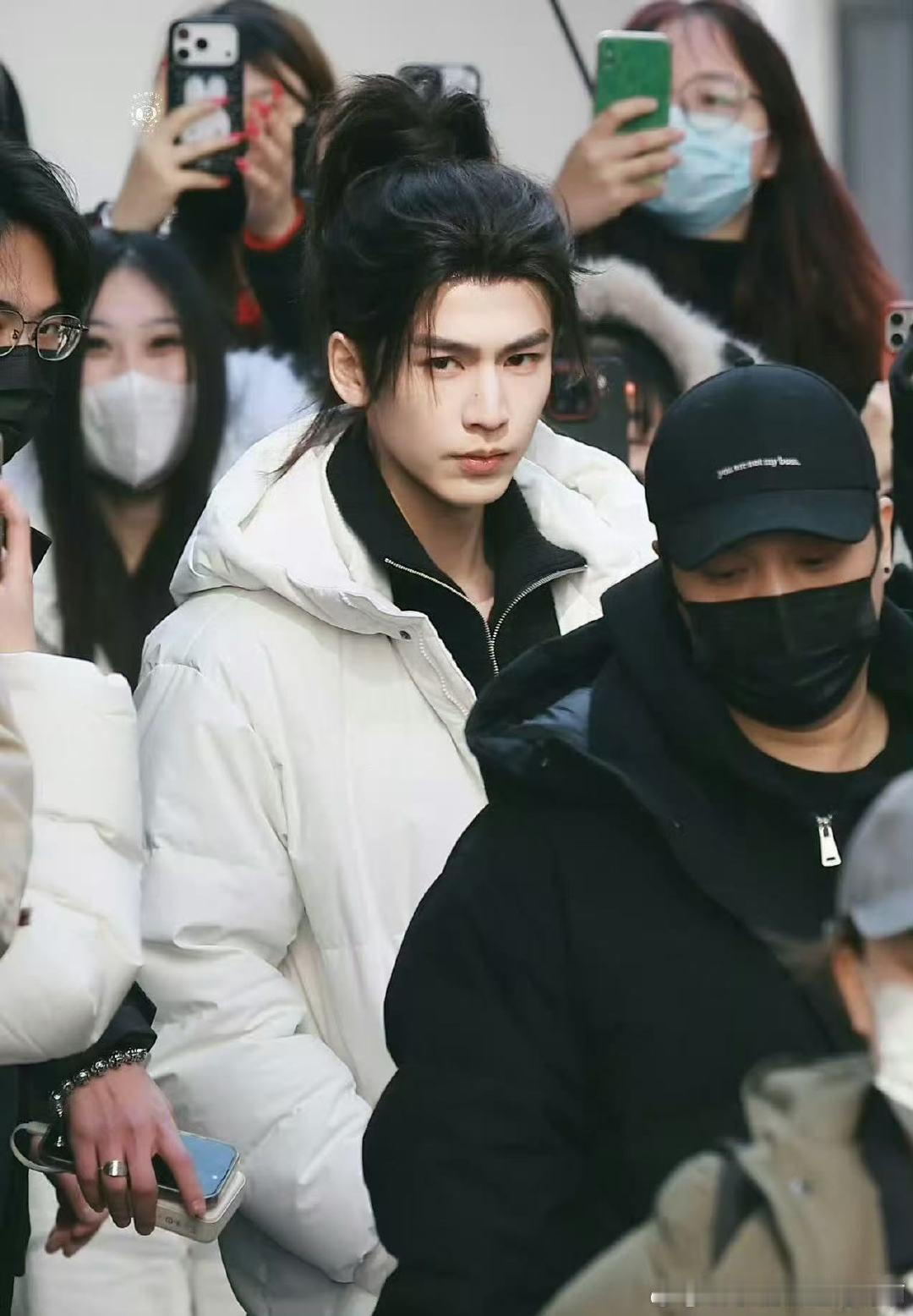 张凌赫归鸾高马尾造型路透 萧厉你帅！！！张凌赫太适合高马尾了，就这个浓颜爽！ 