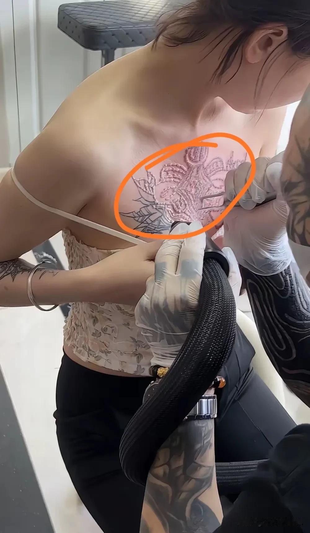 这种纹身的女人大多都是不自信，
希望通过不伦不类的外形吸引他人，
归根结底还是一