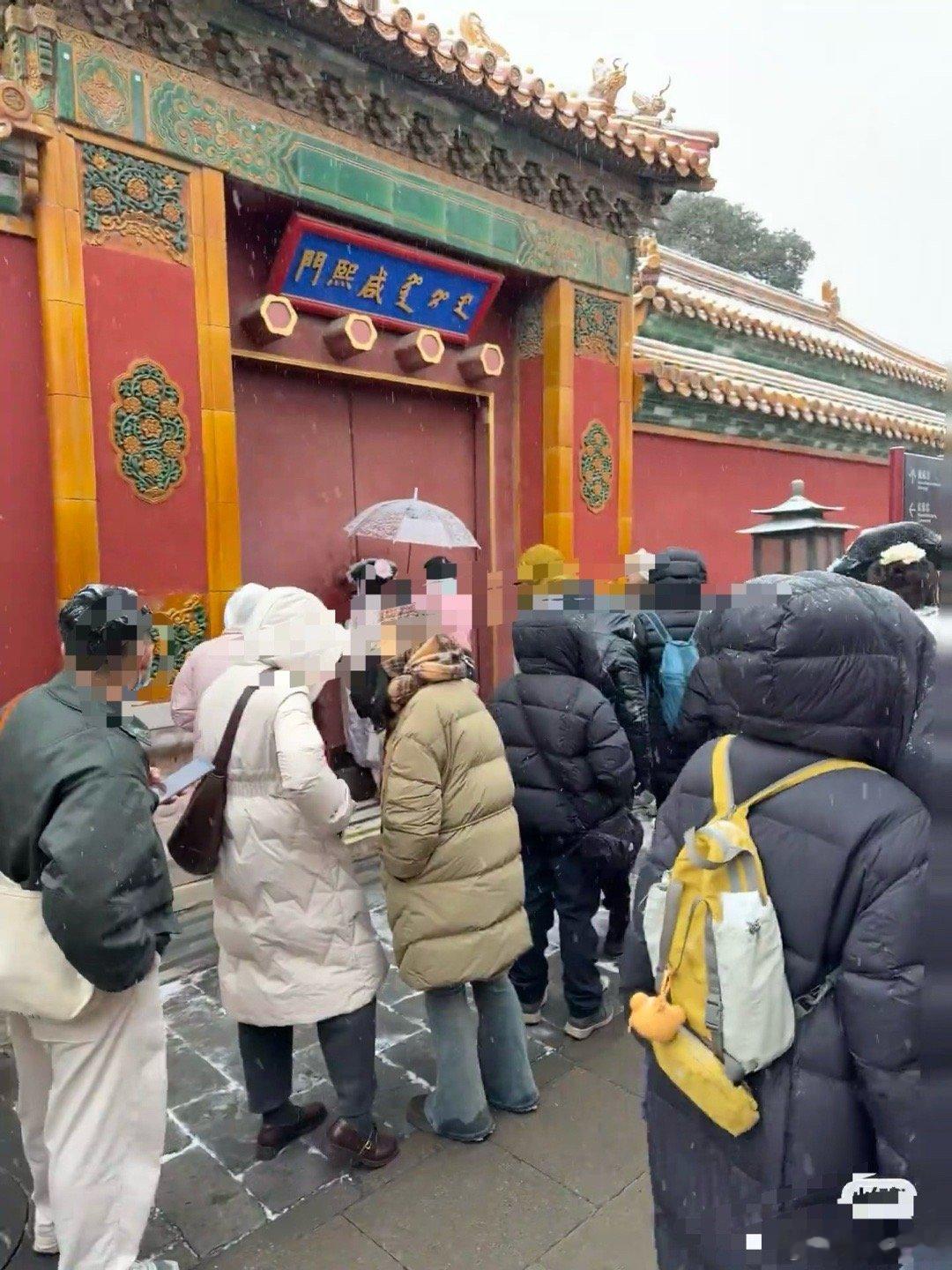 又被的画面打动了。在这个步履不停的时代，这份为一场雪、一座城而早起的期待，珍贵得