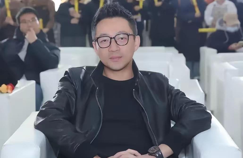 汪小菲凌晨那十几条语无伦次的微博，看得人心里发沉。
 
黑屏配图，憔悴自拍，字里