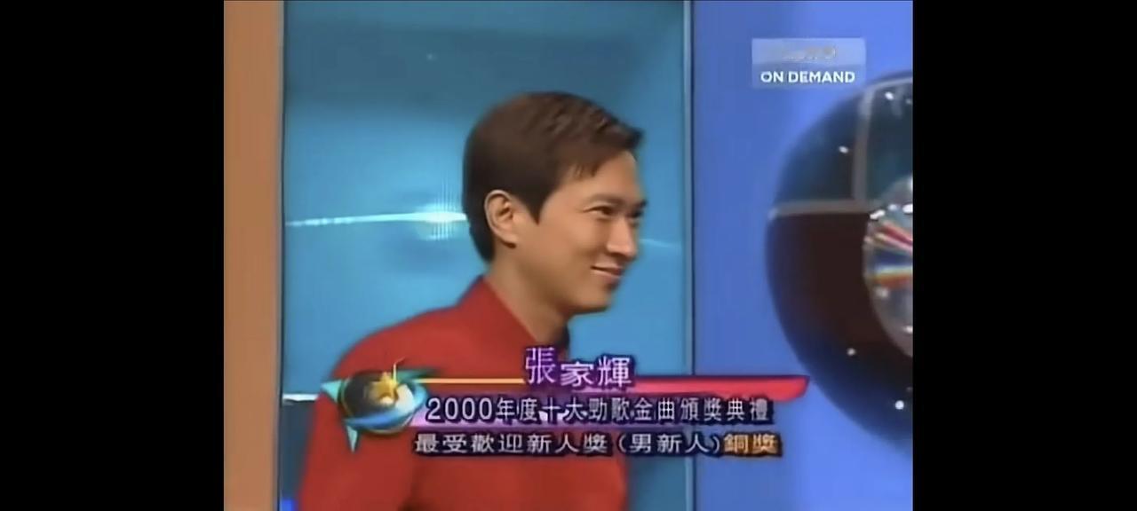 原来渣渣辉真的是会唱歌的！[捂脸][捂脸][捂脸]