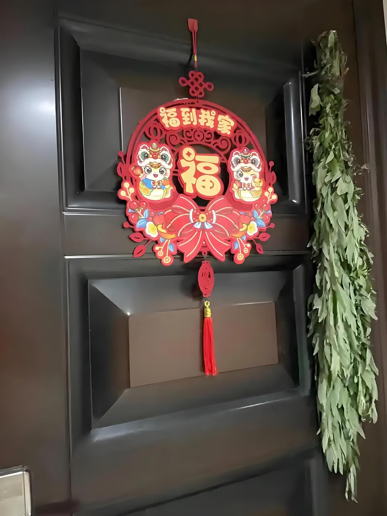 端午节时，佛山人家的门口都会挂上艾叶，这主要是民间习俗。

据说五月霉气重，不该