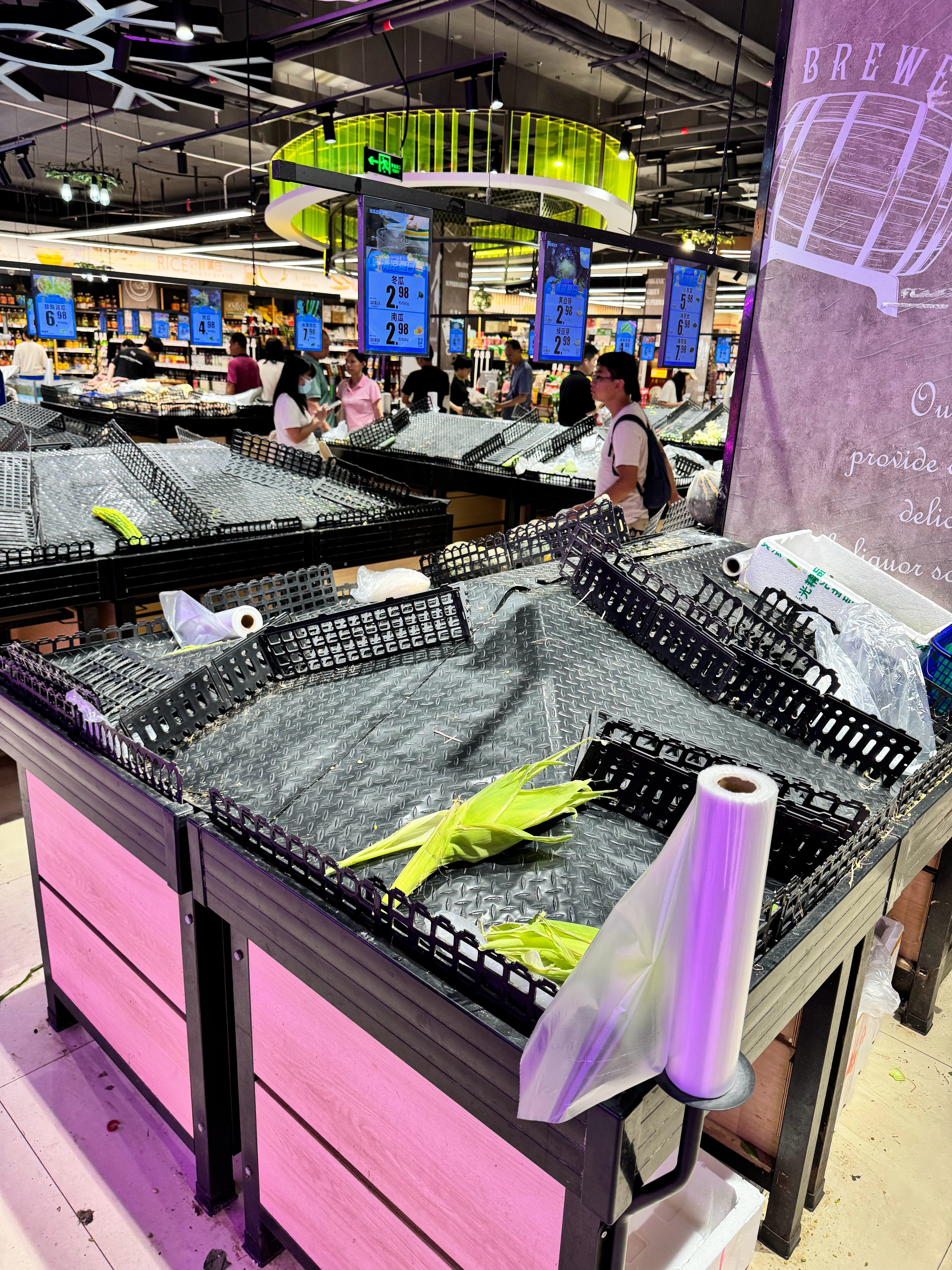 下手晚了，青菜都没有了，泡面也没有了，剩下啤酒没人买，台风要两天，我吃啥[泪]桦