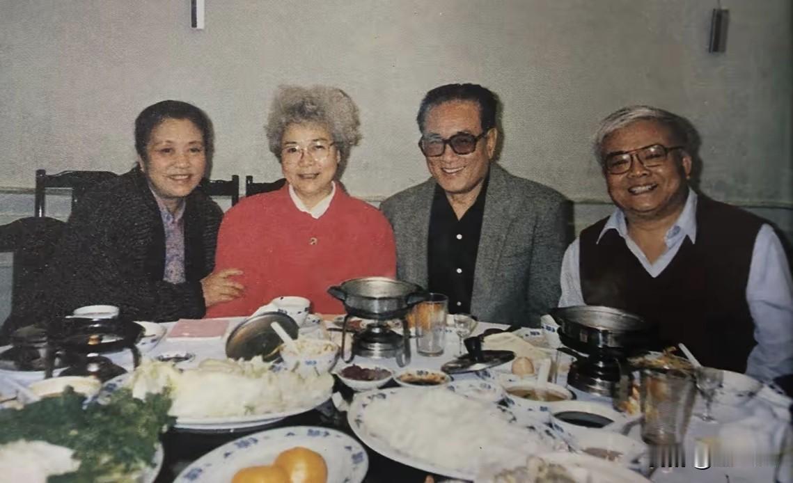 几张老艺术家的合影
庞学勤 张圆  顾也鲁 秦怡 谢芳等
发现庞学勤老师穿衣风格