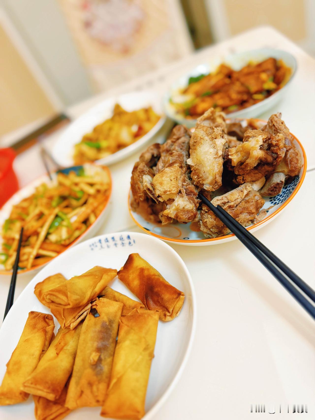 初五食味，年味正浓

正月初五，迎财神的日子里，味蕾也跟着忙得脚不沾地。一天四顿