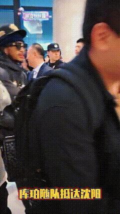 辽宁男篮班师回沈城，大批球迷接机，领导慰问，现场高呼：三连冠，那场面真是锣鼓喧天