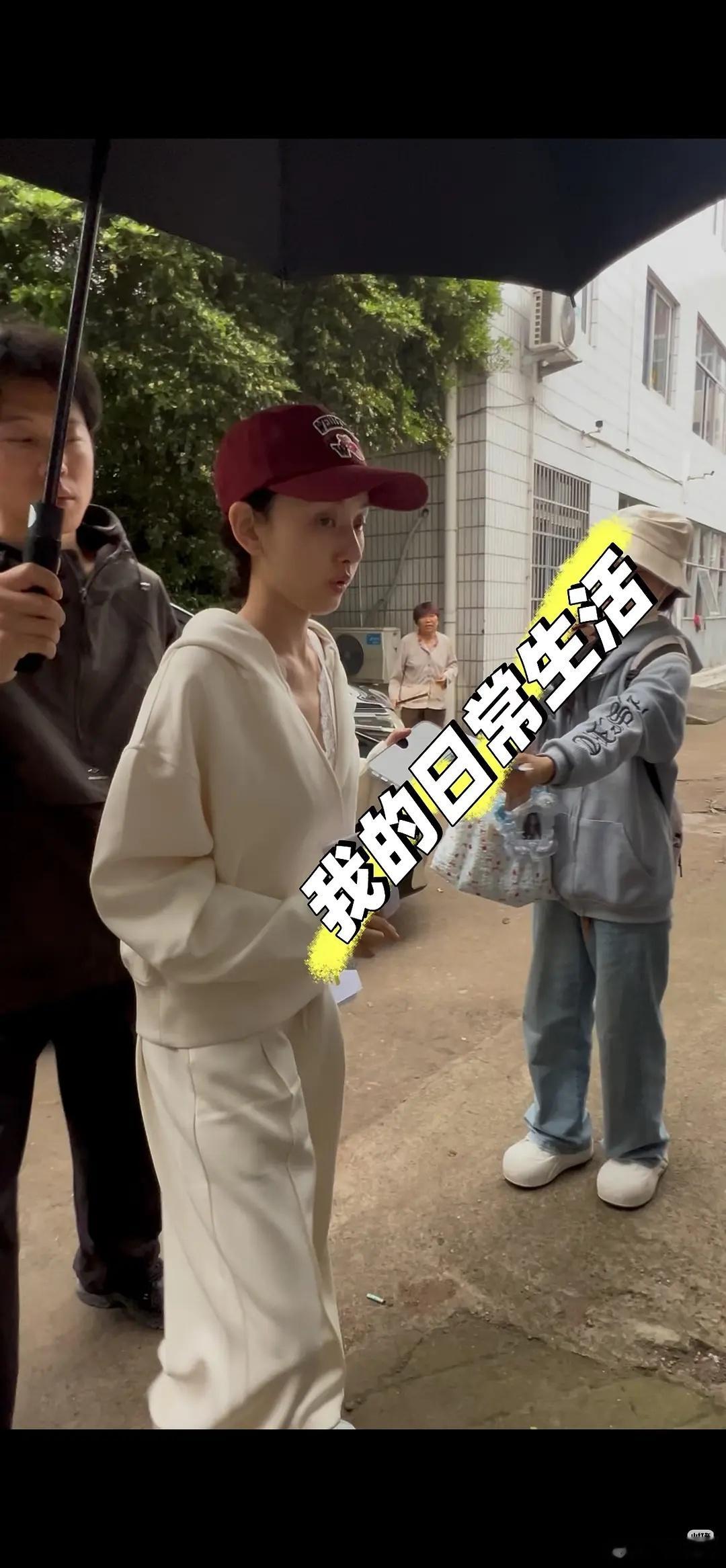 宋祖儿今日上班状态宋祖儿上班状态 宋祖儿今日上班状态，看起来有点憔悴呀，是不是没