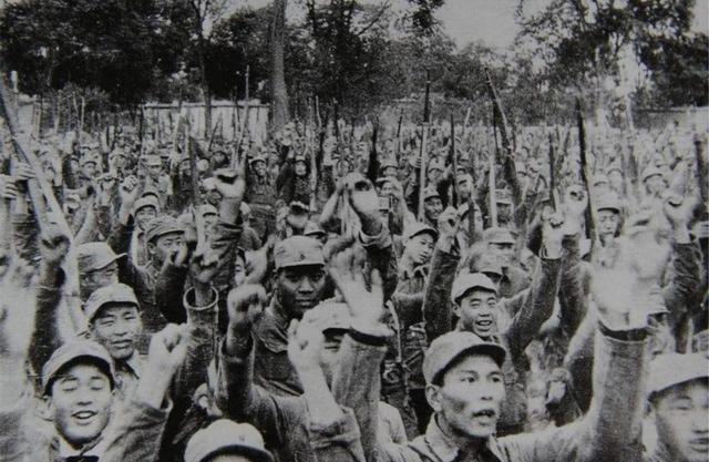 1946年9月，大批解放军战士被蒋军俘虏，但解放军战士显然不服气。他们的武器装备