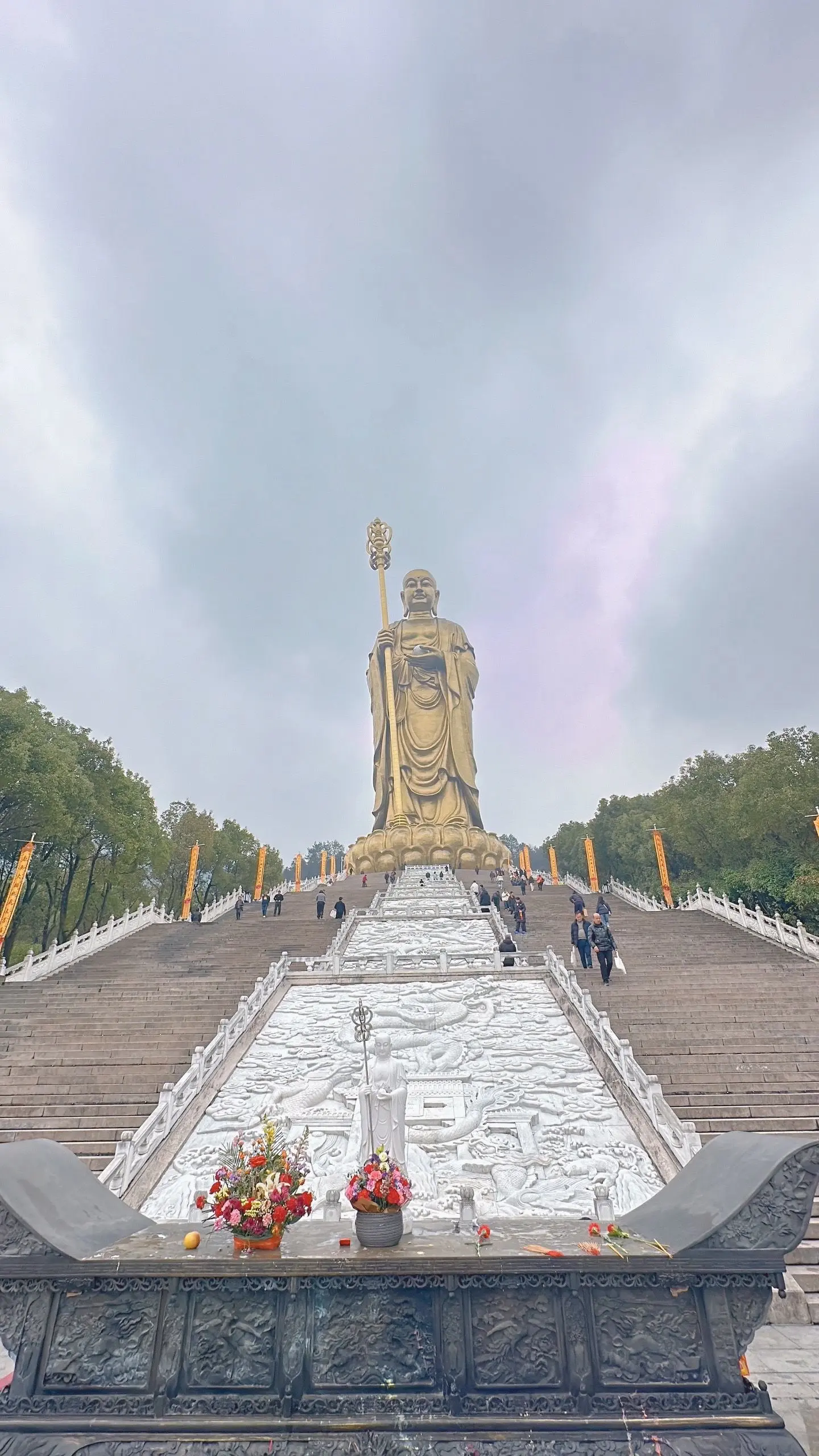 “在无法预知的未来，平安是我们心照不宣的祈愿。”