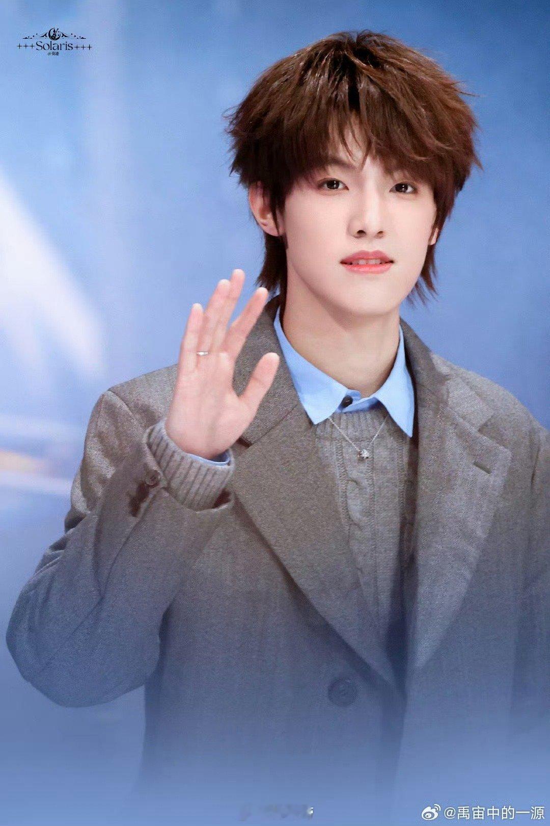 张泽禹冷脸的神 尖叫之夜红毯直接杀疯！黑色风衣衬得身姿挺拔，冷脸抬眼的瞬间气场全