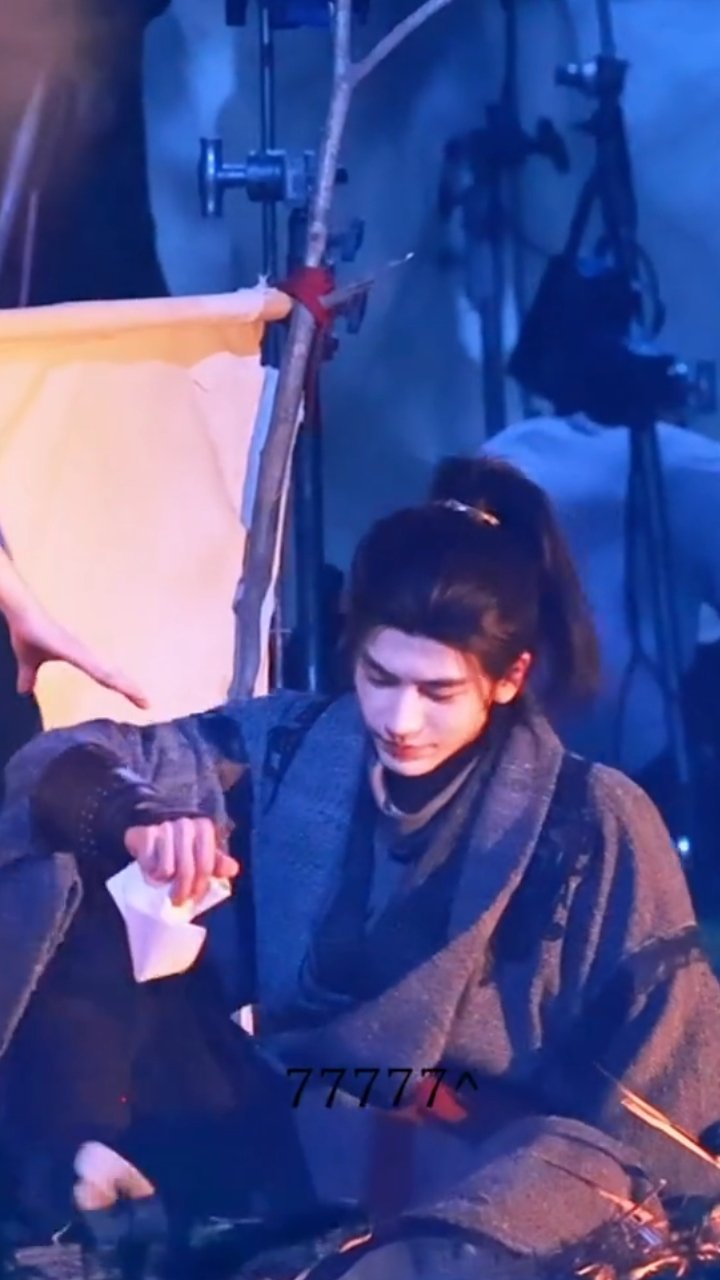 张凌赫工作室回应张凌赫健康问题：1、张凌赫在拍摄打戏时因情绪激烈体能消耗大、临时