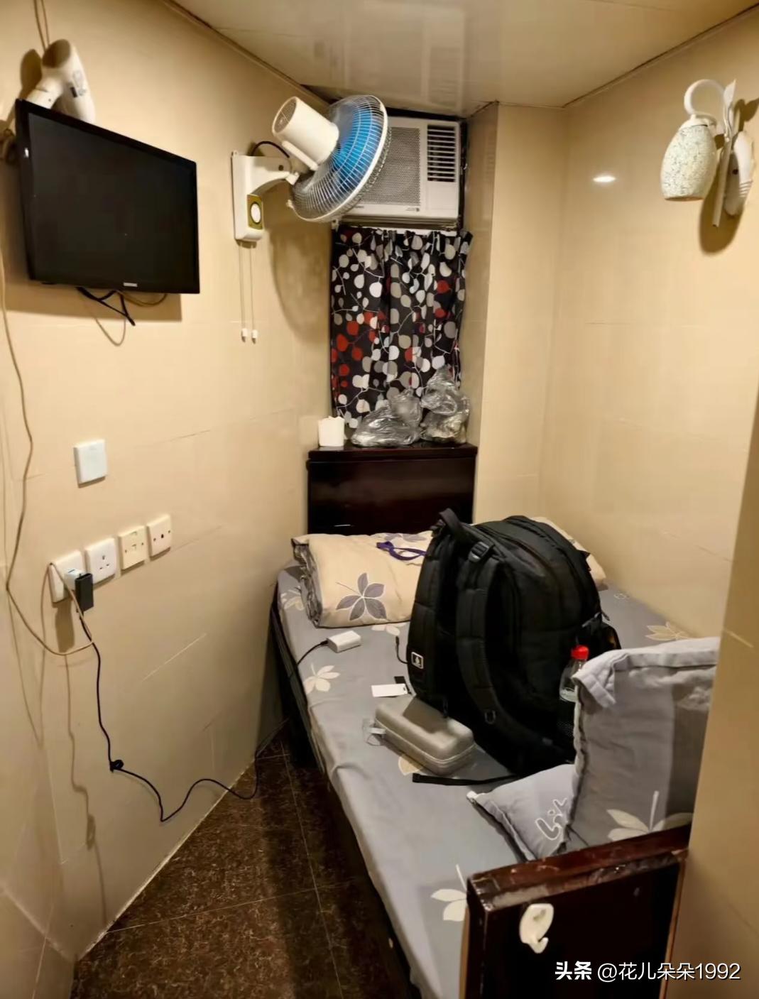 香港的酒店，也是，寸土寸金。
我觉得这在香港不叫酒店，应该叫宾馆，说白了就是小旅