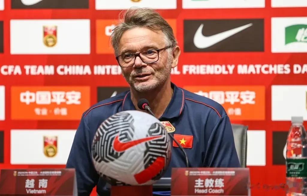 一针见血:越南主帅特鲁西埃赛前发布会谈国足和越南句句扎心:

特鲁西埃:我知道中