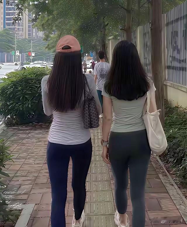 前面两位，是我好姐妹，其中一个已婚，有丈夫和孩子，另一个正处于热恋中。从背影上来