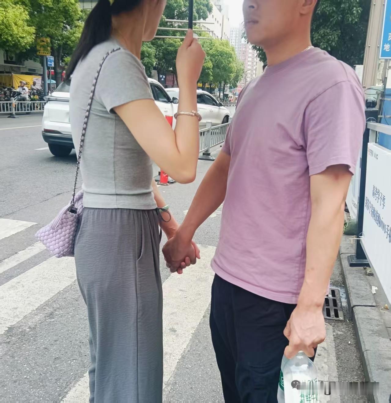 大街上看到这一慕
我是装作没看到
还是抓现行