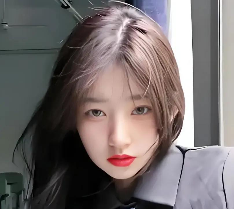 黄一鸣女士在直播间回应一些言论，看着真的让人挺无语的！

好像是网友说她造人设在