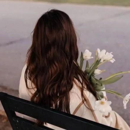 静坐长椅上，长发飘逸，手捧白花，恬静如画。气质背影女神 最有意境的背影 湖边长椅